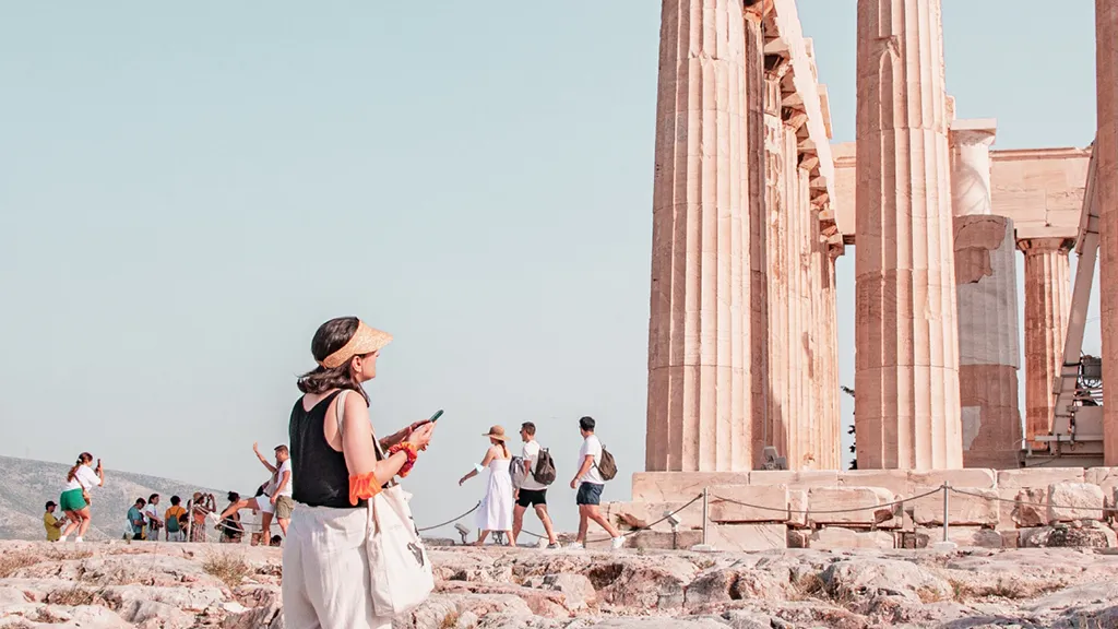 Traveller using the Clio Muse Tours mobile app